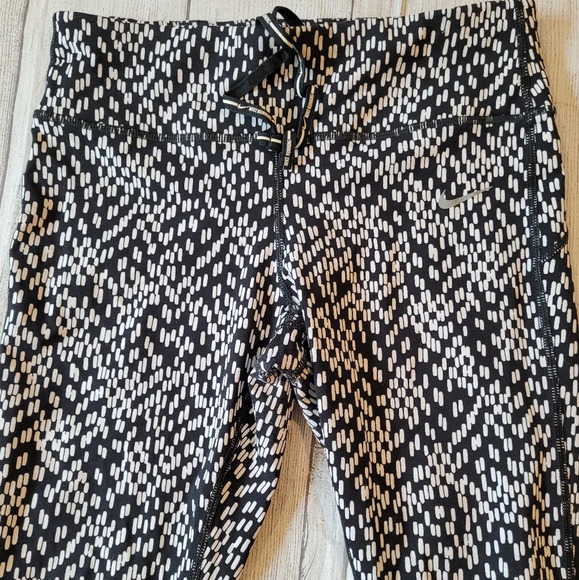 Nike Dri-Fit Black White Leggings Pocket Mesh Panel Size Medium - Picture 3 of 9